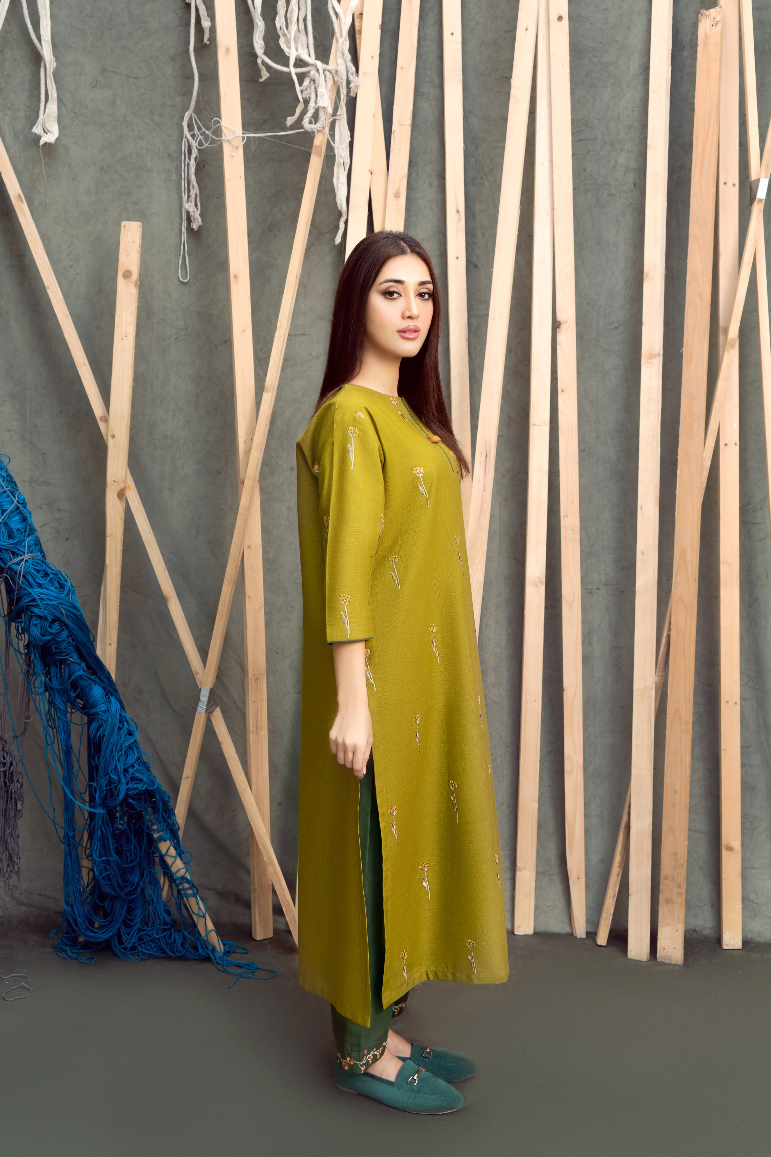 CROSS THREADS - Image 4