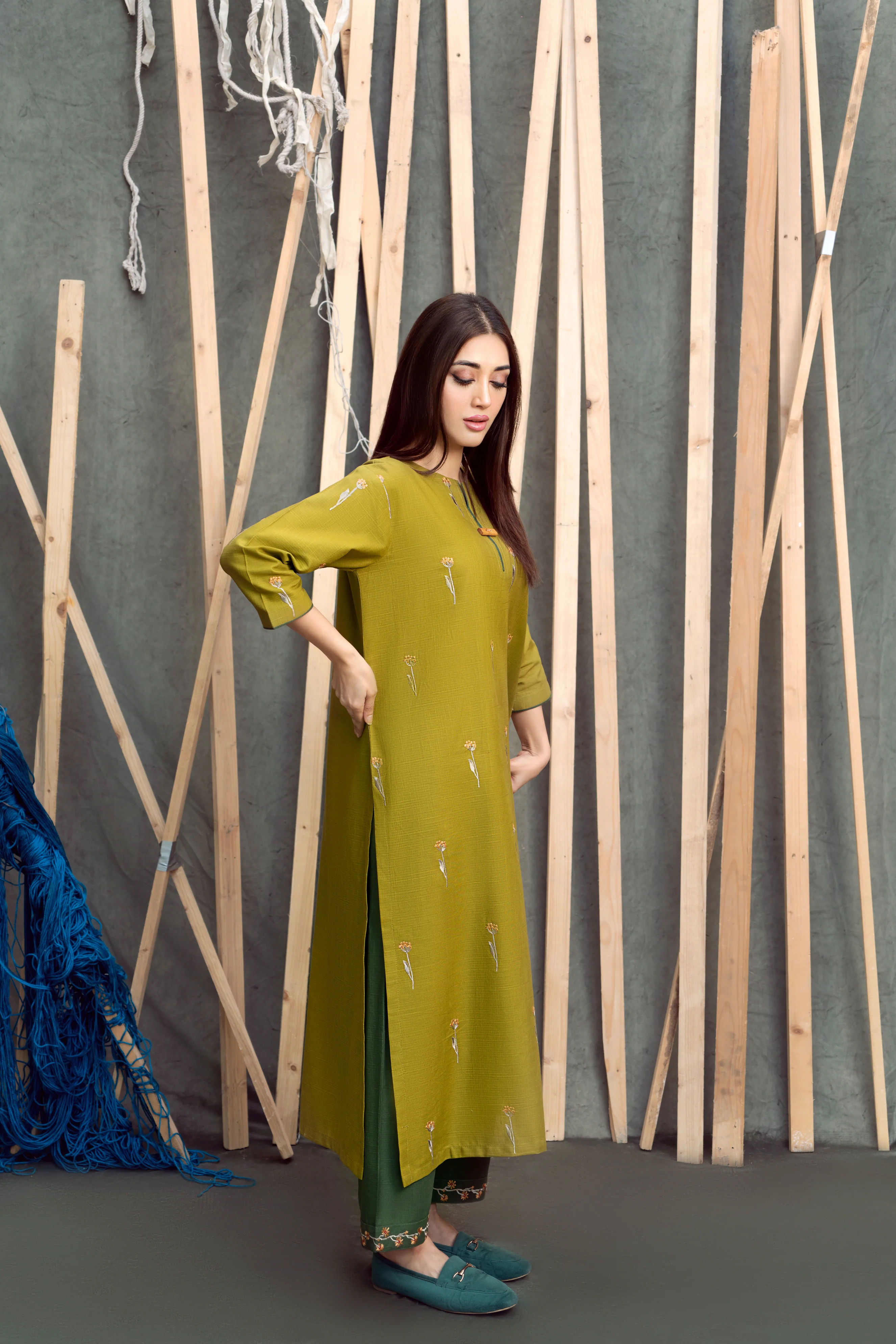 CROSS THREADS - Image 8