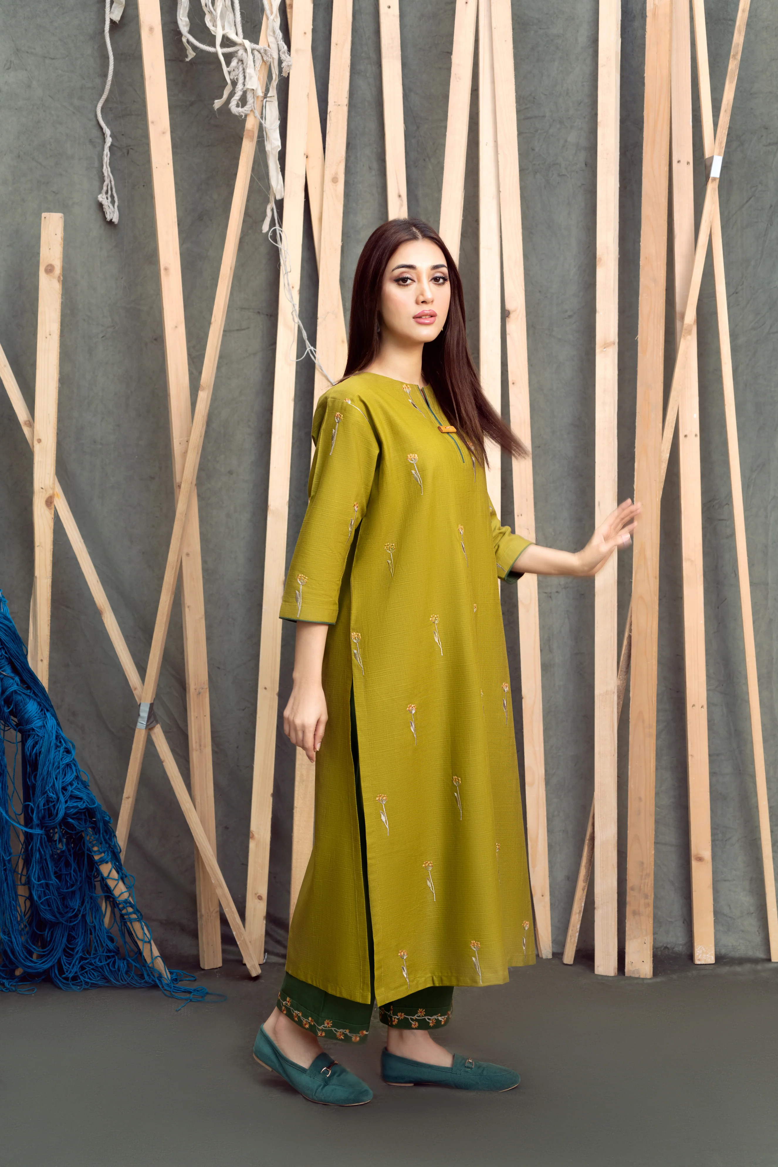 CROSS THREADS - Image 9